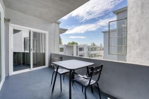 Hollywood 1BR w Pool WD Gym nr Metro LAX-867