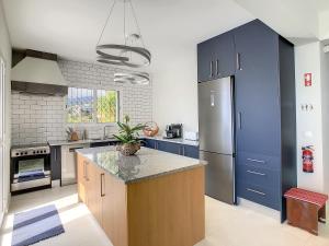 Avocado Villa by LovelyStay