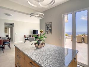 Avocado Villa by LovelyStay