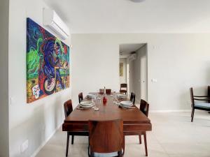 Avocado Villa by LovelyStay