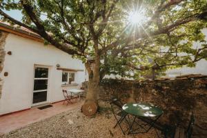 Maisons de vacances Maison au calme dans un village viticole entouree d'un jardin : photos des chambres