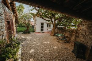 Maisons de vacances Maison au calme dans un village viticole entouree d'un jardin : photos des chambres