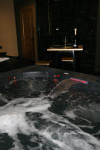 Love hotels Suite jacuzzi 50 nuances : photos des chambres