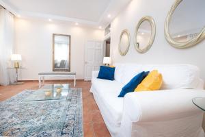 Nadiona Suites White & Blue