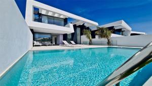 OneSixOne-Cleverdetails, Luxury villa, Sleeps 8 adults 2 children, Private pool and Jacuzzi