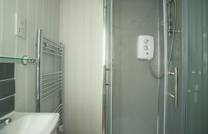 Holly Lodge - Quirky Shepherds Hut With Hot Tub - Bespoke Made From A Salvaged Railway Carriage