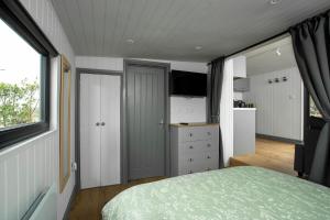 Holly Lodge - Quirky Shepherds Hut With Hot Tub - Bespoke Made From A Salvaged Railway Carriage