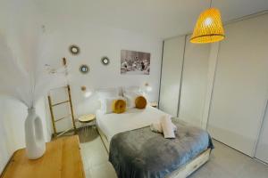 Le Quartz Tresum in a modern residence near the lake garage included