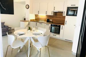 Le Quartz Tresum in a modern residence near the lake garage included