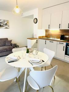 Le Quartz Tresum in a modern residence near the lake garage included