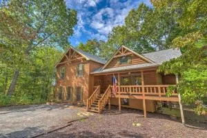 Dogwood Lodge - Dog Friendly w Hot Tub & Fire Pit - Maple Grove