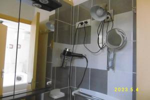 Appartements rez de chaussee studio climatise dans villa : photos des chambres