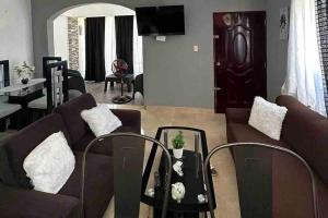 Casa Linda - 10 mins from Beach & Lagoon with AC & Free Parking