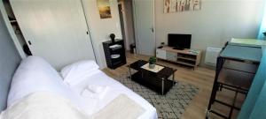 Appartements Le Debussy - studio - WIFI FIBRE- centre ville- parking : photos des chambres