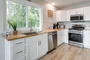 Hot Tub and Games! Lakefront Traverse City Retreat