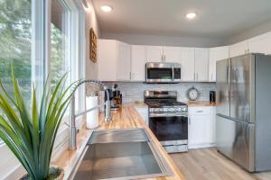 Hot Tub and Games! Lakefront Traverse City Retreat