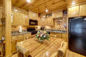 Broken Bow Rental Cabin w Hot Tub & Bar