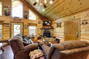 Pet-Friendly Broken Bow Cabin with Fire Pit!