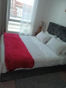 Appartement 2 chbres Piscine Renove Veranda Gde Terasse Vue panoramique Au bord de mer Sur corniche de Tanger A proximité de la plage