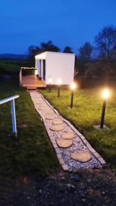 Ranch 66 - Wellness Tiny House Black Swallow ve stylu Route 66 se saunou, koupacím sudem a bazénem