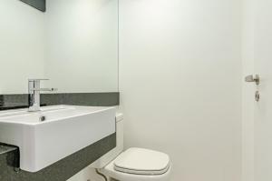 Duplex Incrível, 2 Quartos, varanda, 2 vagas Batel by UROOMS