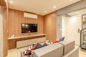 Duplex Incrível, 2 Quartos, varanda, 2 vagas Batel by UROOMS