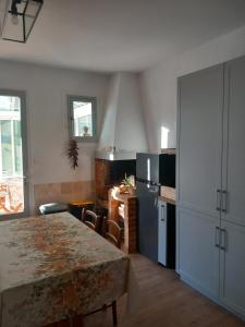 B&B / Chambres d'hotes La Montagne Sud : Chambre Lit King-Size - Vue sur Jardin