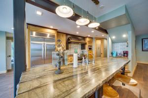 Hot Tub, Game Room and More! Lakefront Home in Afton