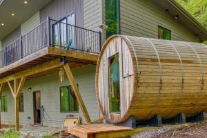 Modern Fairview Retreat: Spacious Deck + Mtn View!
