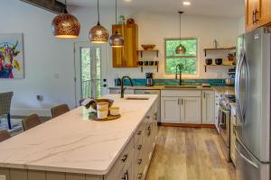 Modern Fairview Retreat: Spacious Deck + Mtn View!