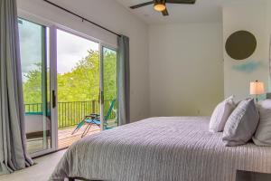 Modern Fairview Retreat Spacious Deck and Mtn View!