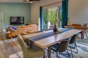 Modern Fairview Retreat Spacious Deck and Mtn View!