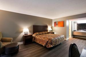 King Room - Non-Smoking room in Knights Inn Fayetteville - Fort Bragg