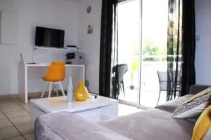 Studio moderne, centre-ville, au calme, parking privé - Le Port