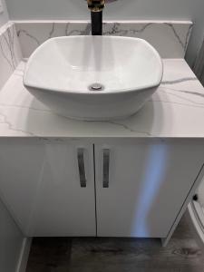 Banff Garden Suite&2mins Bus station Close LRT& Free Parking