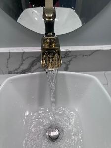 Banff Garden Suite&2mins Bus station Close LRT& Free Parking