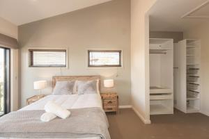 Bogong Lakeview 1 of 19 Bogong Street