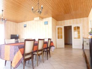 Maison familiale 90m² à 400m des commerces, 3 chambres, jardin clos, animaux acceptés - FR-1-540-261