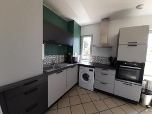 Charmant T3 rénové avec jardin et garage, centre-ville de La Roche-Posay - FR-1-541-99