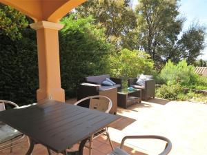 Maisons de vacances Maison lumineuse avec terrasse, acces piscines, parking privatif – La Croix-Valmer - FR-1-726-22 : photos des chambres