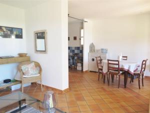 Maisons de vacances Maison lumineuse avec terrasse, acces piscines, parking privatif – La Croix-Valmer - FR-1-726-22 : photos des chambres