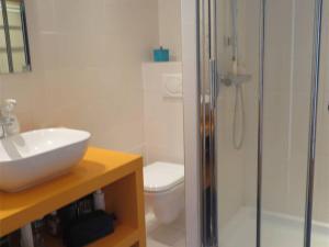 Maisons de vacances Maison lumineuse avec terrasse, acces piscines, parking privatif – La Croix-Valmer - FR-1-726-22 : photos des chambres