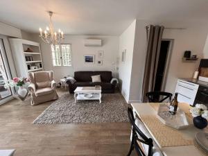 Appartement Rénové avec Jardin à 1.2km de la Plage de Gigaro, La Croix-Valmer - FR-1-726-23
