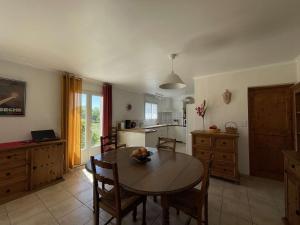 Villa 4 pers avec piscine privée, grand terrain, animaux admis, WiFi, Orgnac lAven - FR-1-382-207