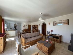 Villa 4 pers avec piscine privée, grand terrain, animaux admis, WiFi, Orgnac lAven - FR-1-382-207