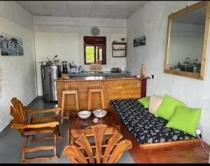 Gray house up - Pelena