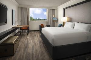 Lake View, Guest room, 1 King, Lake view room in Renaissance Fort Lauderdale West Hotel