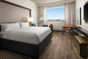 Club level, Guest room, 1 King, High floor room in Renaissance Fort Lauderdale West Hotel