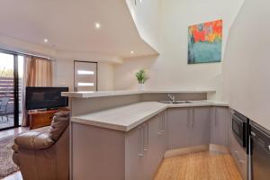 Khione 7 of 23 Kirwan Close