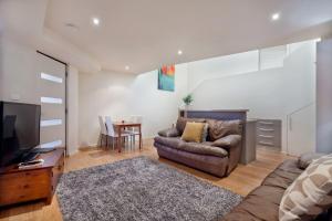 Khione 7 of 23 Kirwan Close